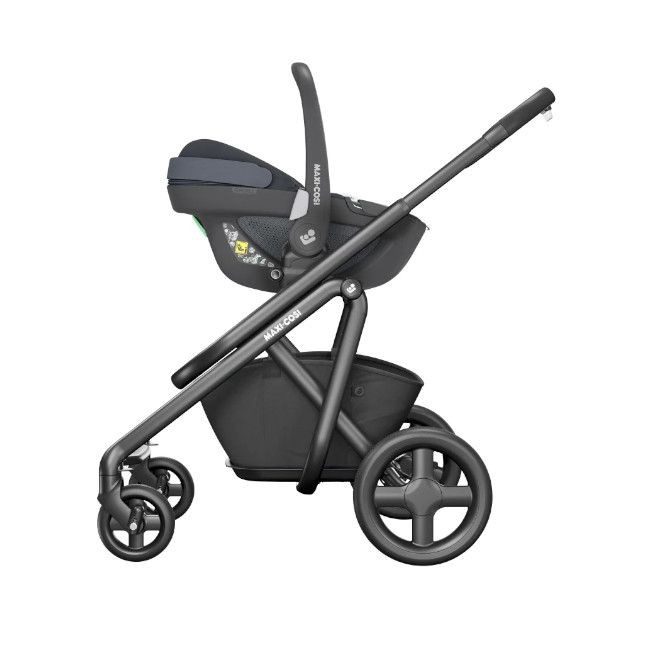 Carrinho de bebé cinzento escuro com estrutura preta e rodas grandes traseiras.