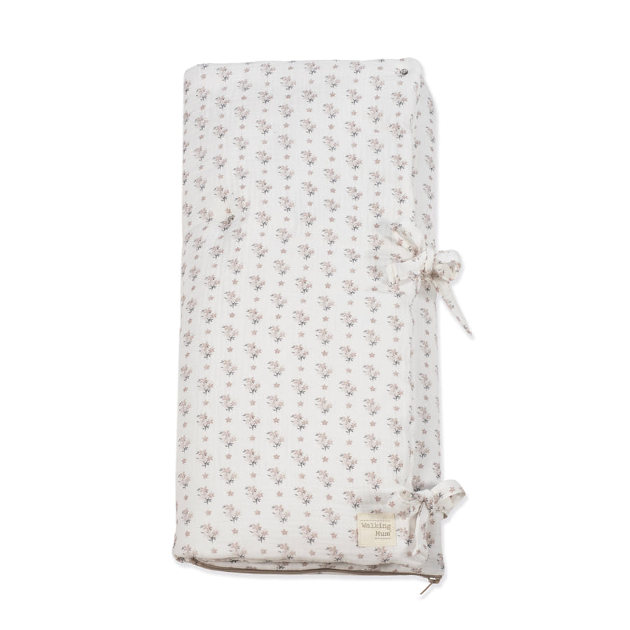 capa para trocador com padrão floral e laços