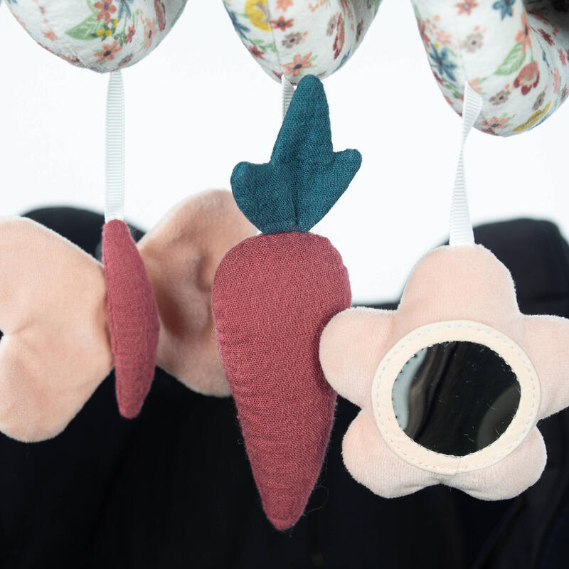 Brinquedo pendente em tecido com figuras coloridas e espelho