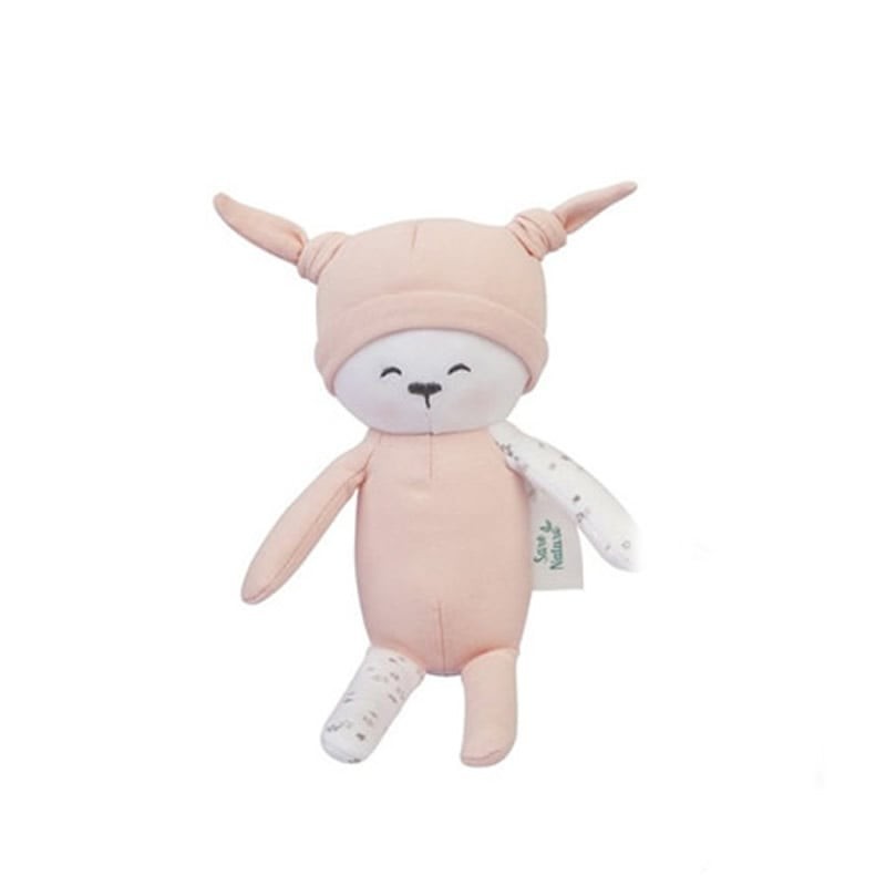 Boneco de peluche cor-de-rosa com chapéu e patas brancas com padrão