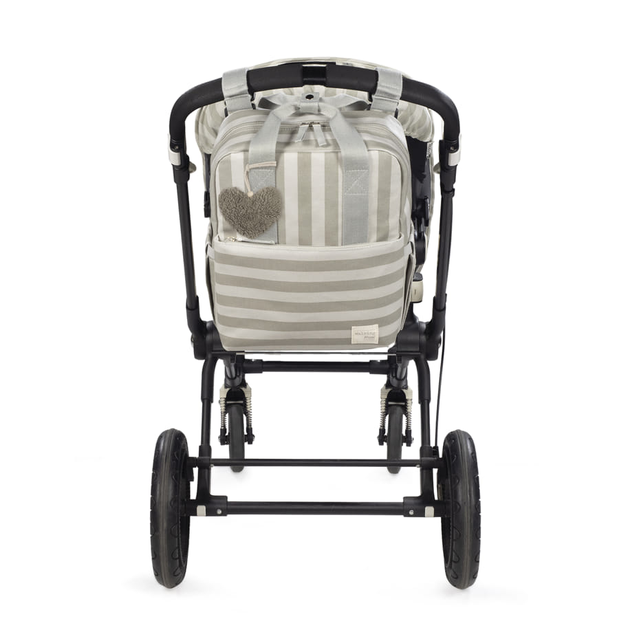 Carrinho de bebé preto com mochila cinza às riscas brancas e chaveiro de coração