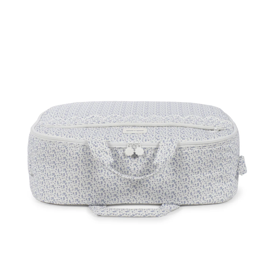 Bolsa de tecido com padrão floral azul e branco com fecho e alças