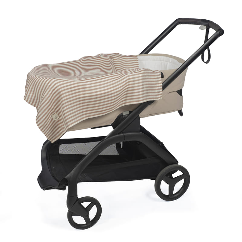Carrinho de bebé com manta de riscas em bege e branco