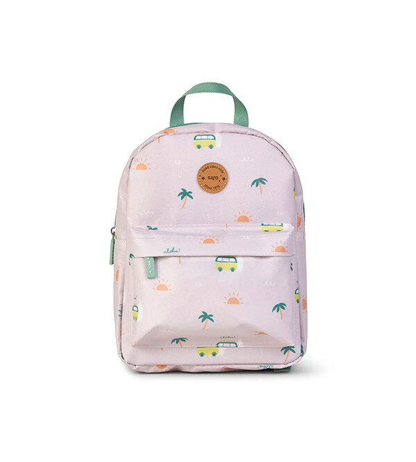 Mochila infantil rosa com padrão de sol, palmeiras e carrinhas, bolso frontal e etiquetas visíveis.
