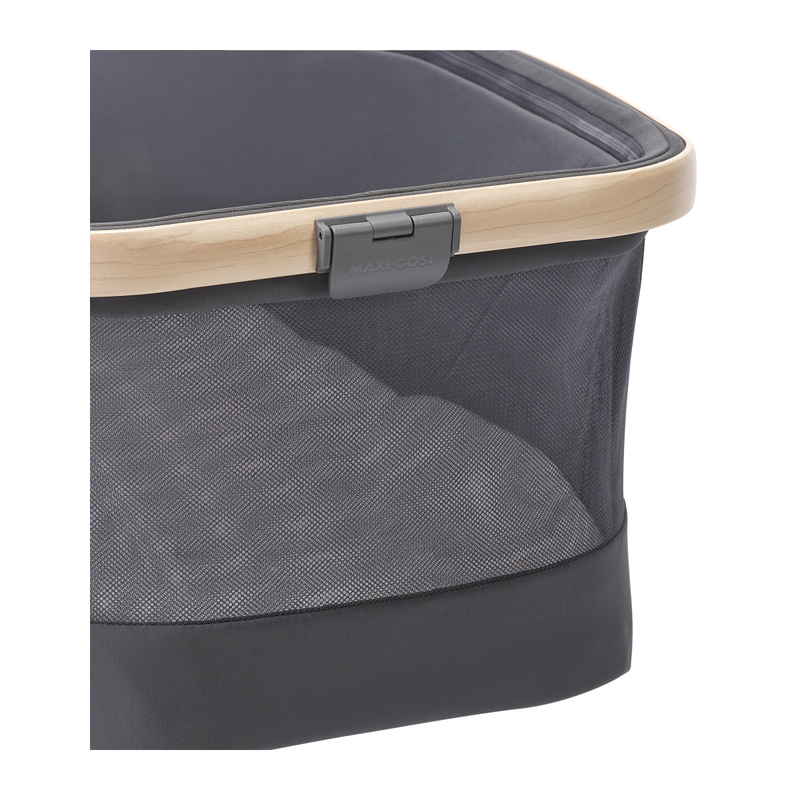 Cesto de roupa cinzento escuro com rebordo de madeira clara e fecho MAXI COSI