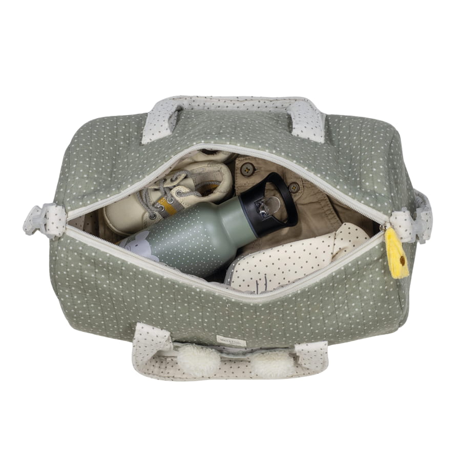 Mala de maternidade cinzenta com padrão de estrelas brancas e objetos dentro