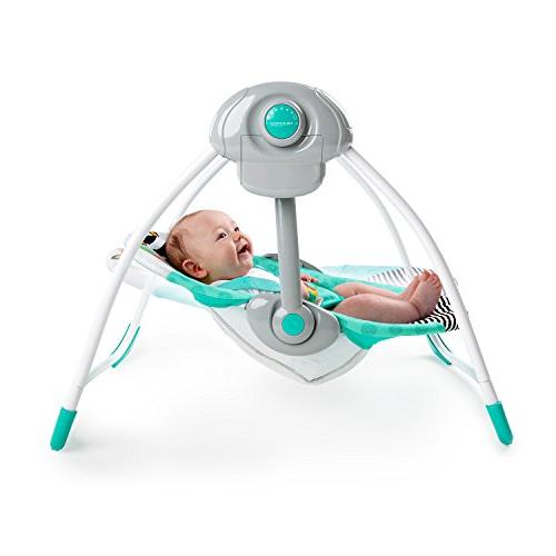 Cadeirinha de bebé suspensa para baloiço em branco e verde com bebé sorridente.