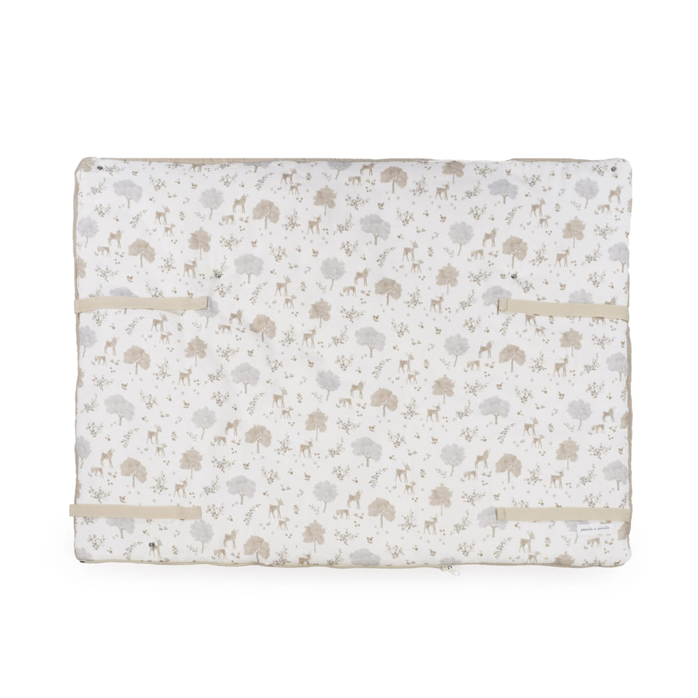 Colchão para mudar fraldas com padrão de animais bege e cinza