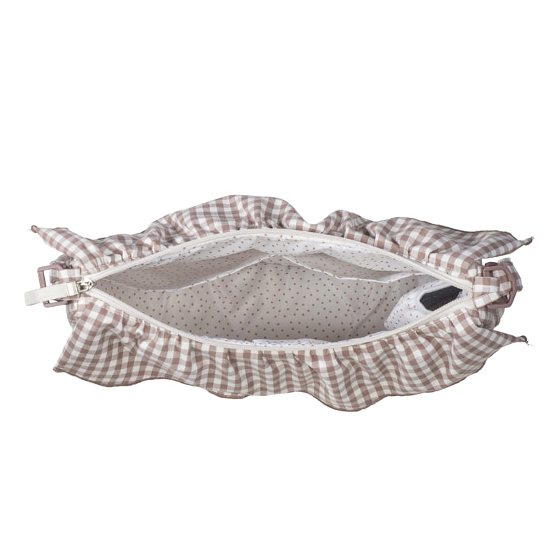 Mala de tecido xadrez castanho e branco vista por cima com fecho aberto