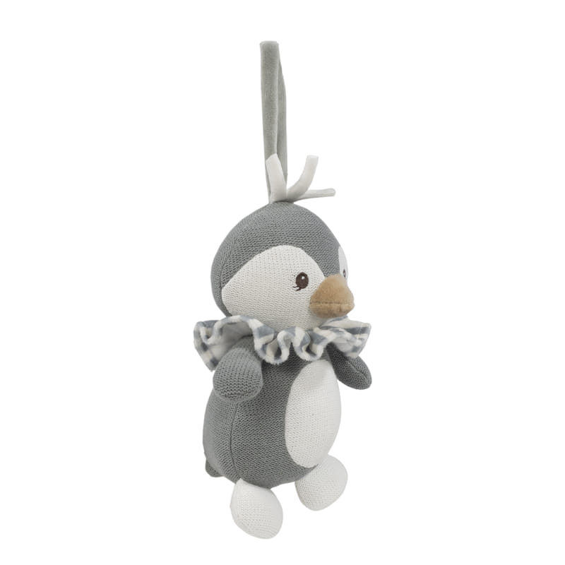 Pelúcia de pinguim cinza e branco com gola xadrez e alça para pendurar