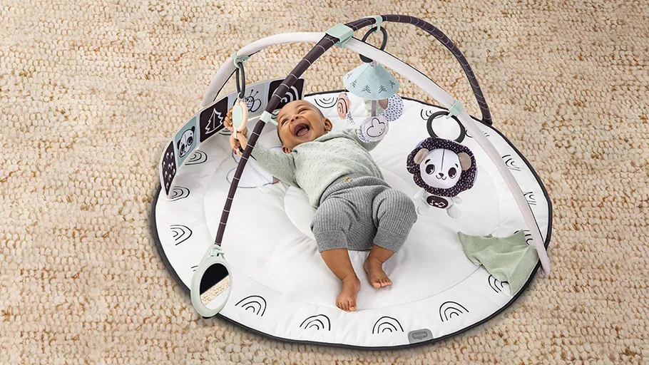 Tapete de atividades para bebés branco com brinquedos suspensos e peluche de panda