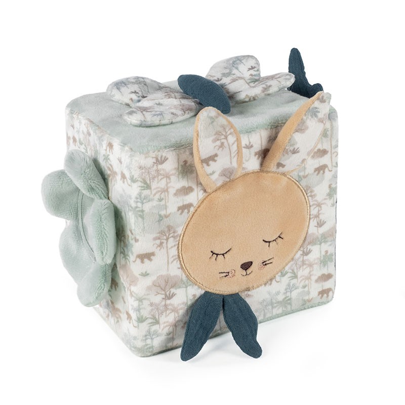 Cubo de peluche com figura de coelho e padrão de animais e plantas