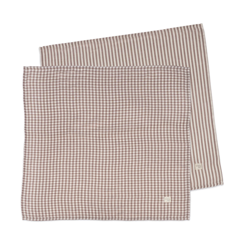 Dois panos de cozinha em algodão com padrões xadrez e riscas castanho claro e bege.