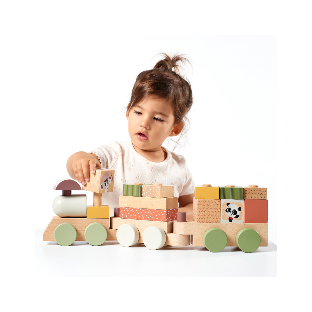 Criança a brincar com comboio de madeira colorido com blocos e ilustrações de animais