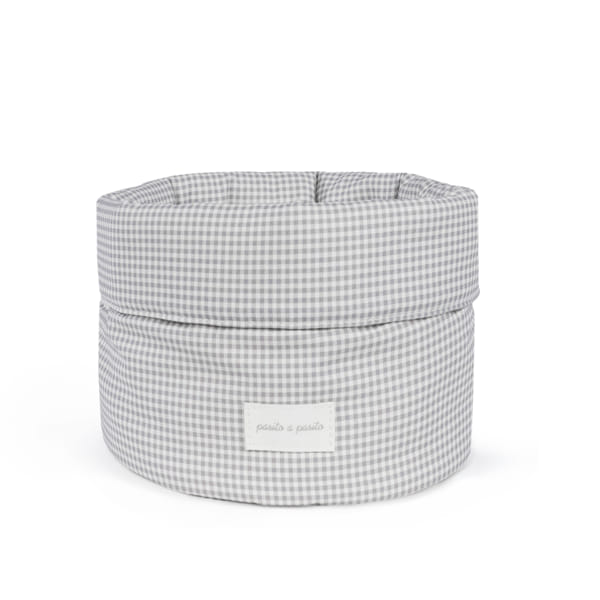 Cesto de tecido cinza e branco com padrão xadrez e etiqueta pasito a pasito