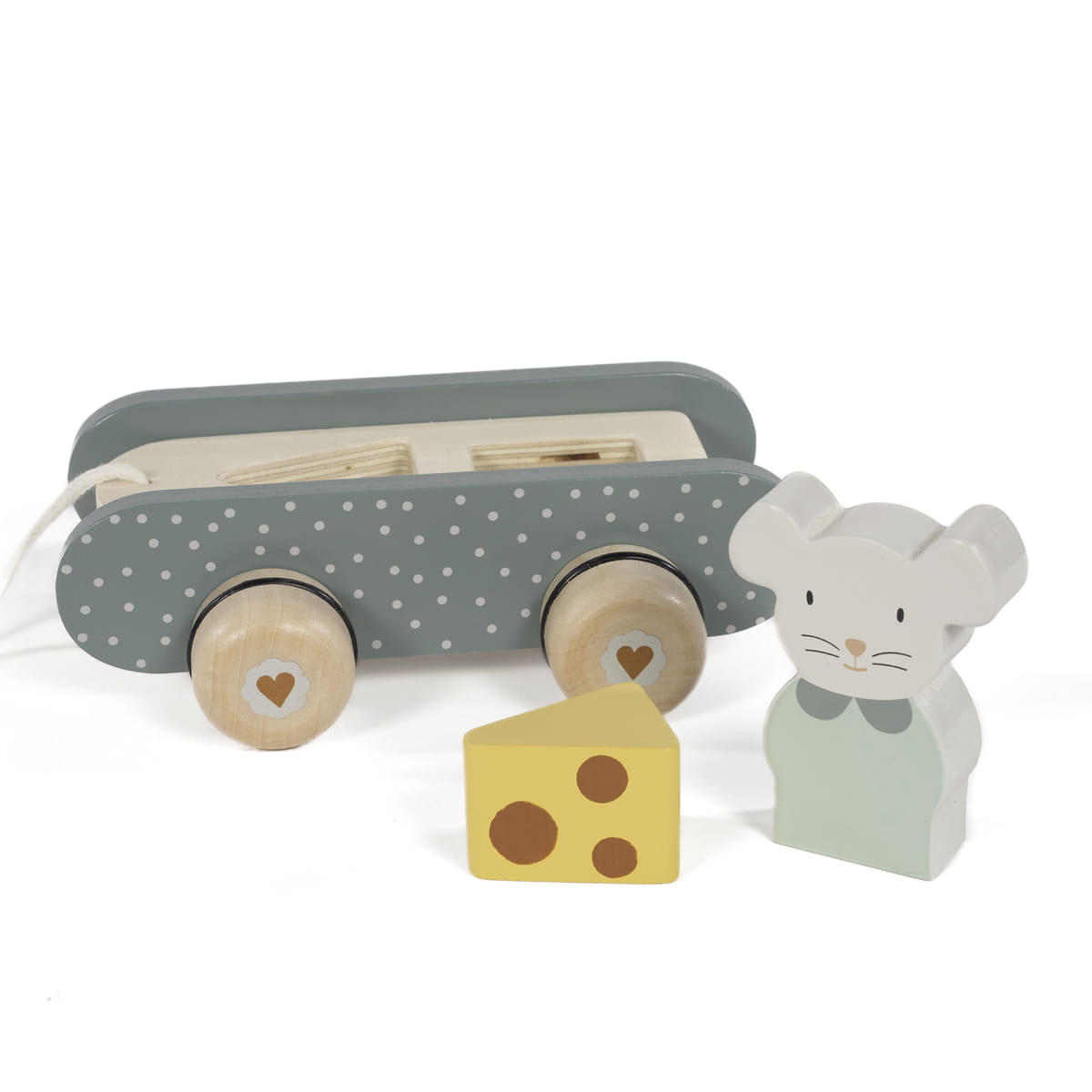 Brinquedo de madeira com rato, queijo e carrinho cinzento com bolinhas brancas.