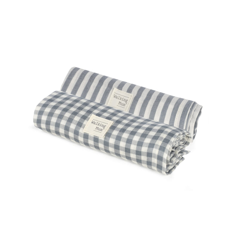 Dois tecidos enrolados com padrões às riscas e xadrez cinza e branco e etiqueta Walking Mum