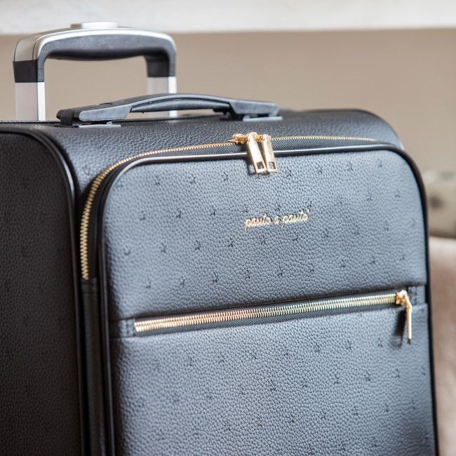Mala de viagem preta texturizada com zíperes e detalhe metálico dourado