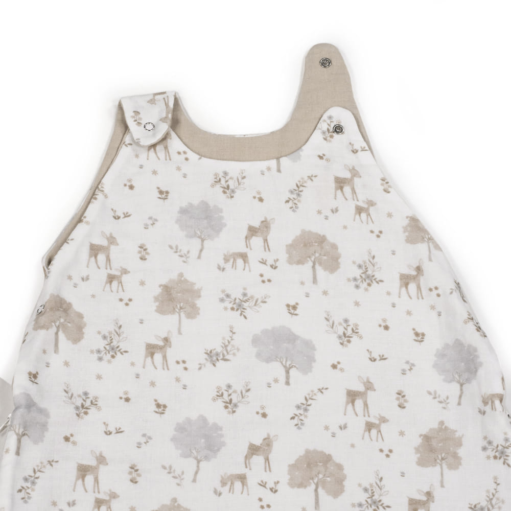 Saco de dormir para bebé com padrão de veados e árvores em tons neutros