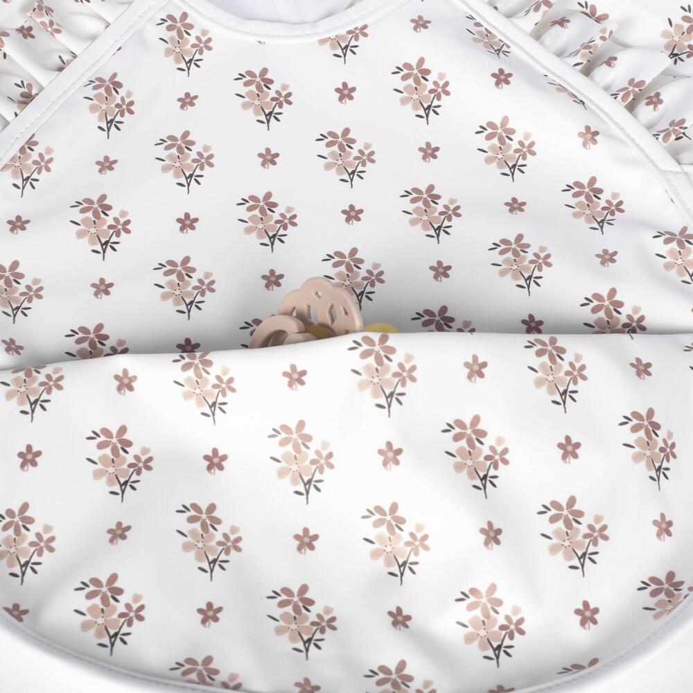 Babete branco com padrão de flores cor de rosa e bege
