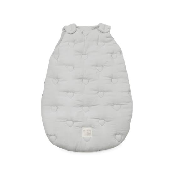 Saco de dormir cinzento claro para bebé com padrão em forma de corações acolchoados