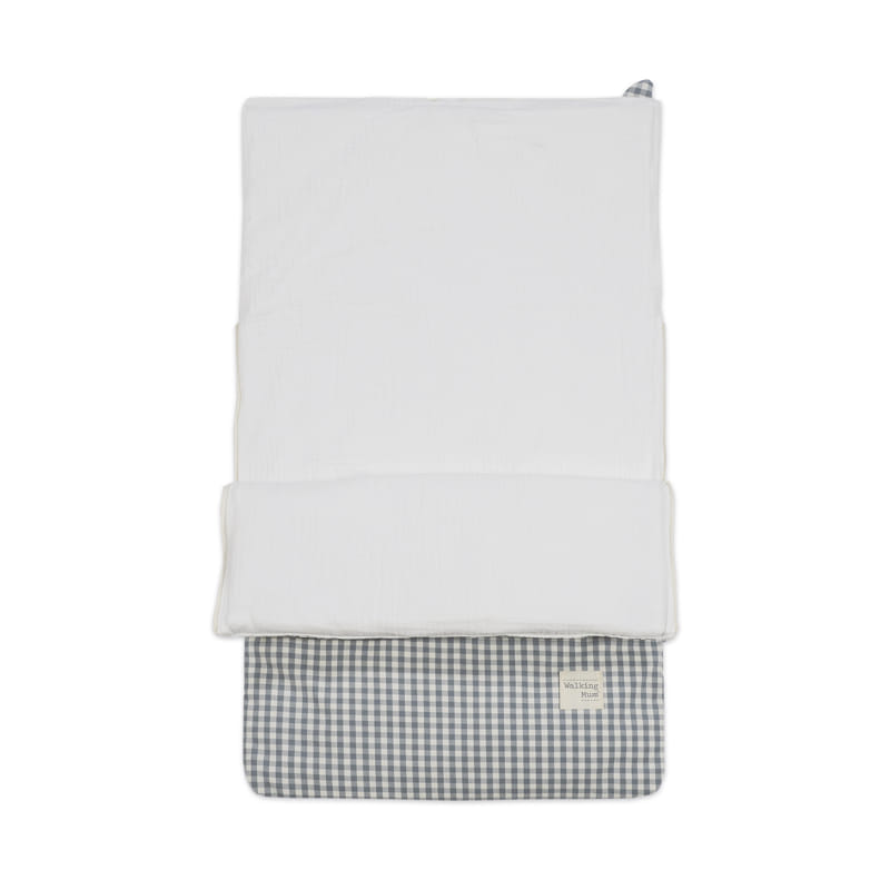 Cobertor de bebé branco com padrão xadrez azul e branco e etiqueta Walking Mum