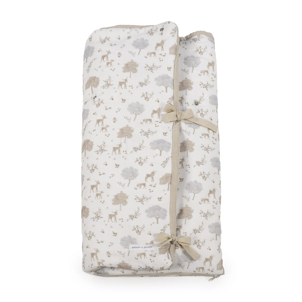 Colchão de muda com padrão de árvores e animais tons bege e cinzento