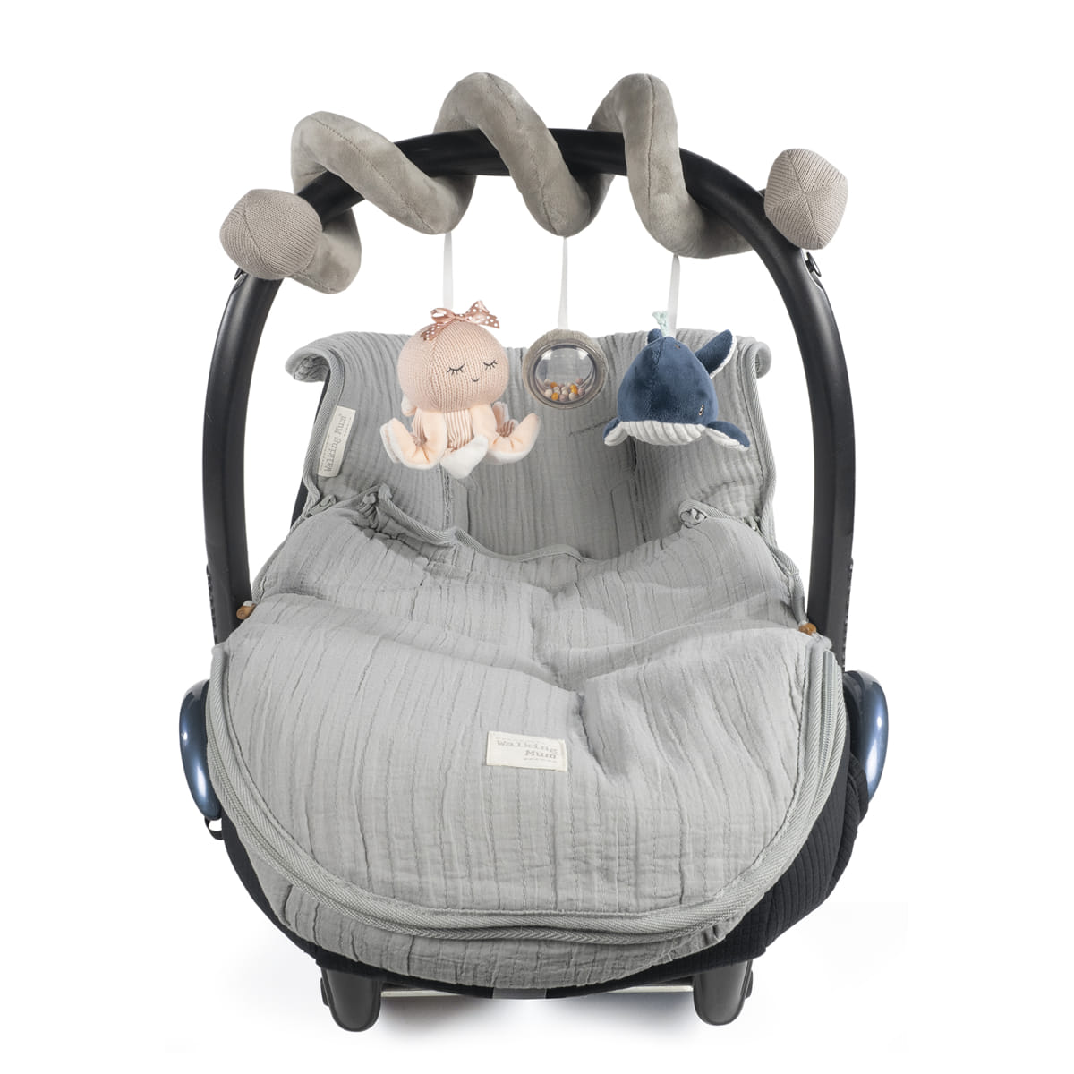 Cadeira de bebé com capa e arco com brinquedos pendurados