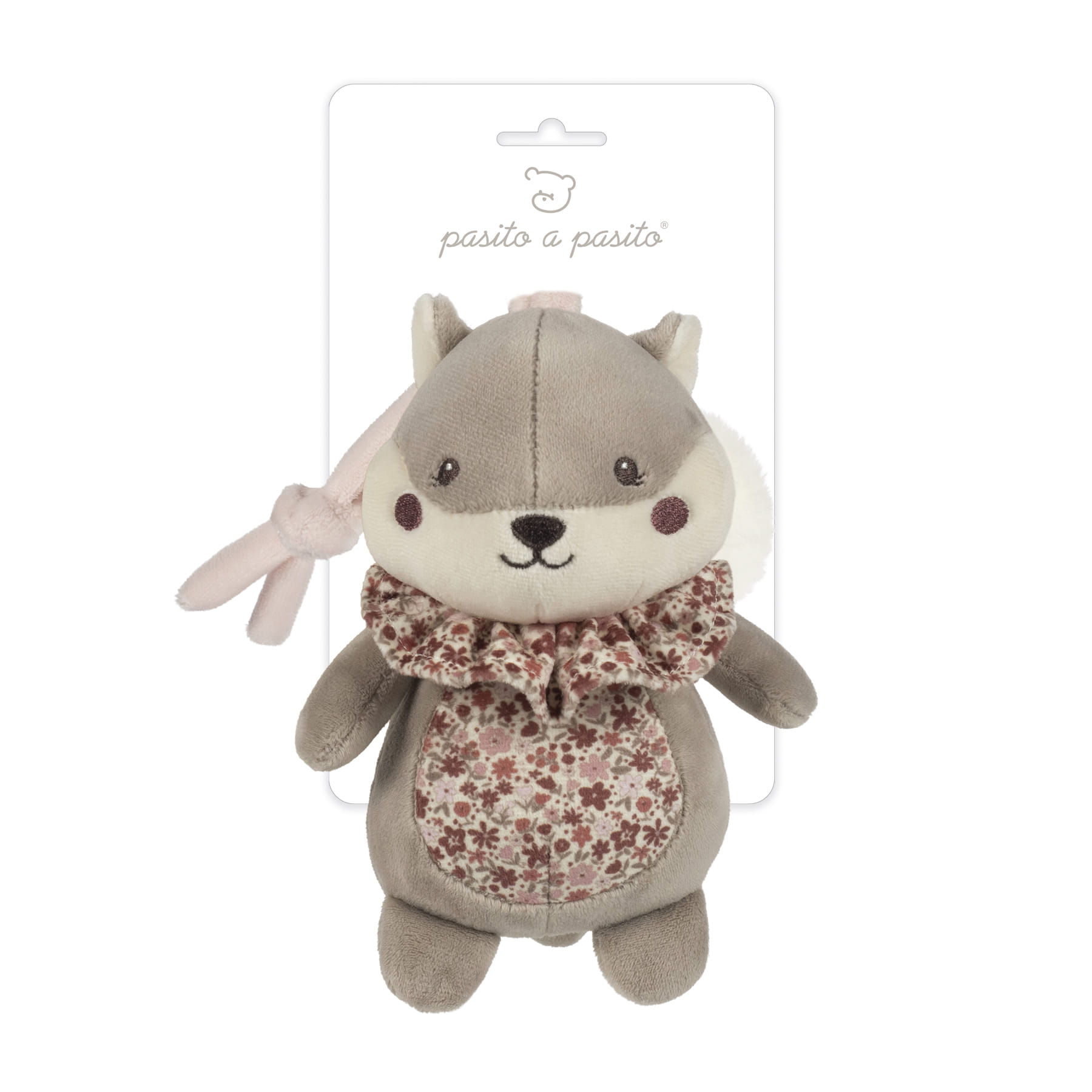 Pelúcia de animal cinzento com cachecol floral e etiqueta pasito a pasito