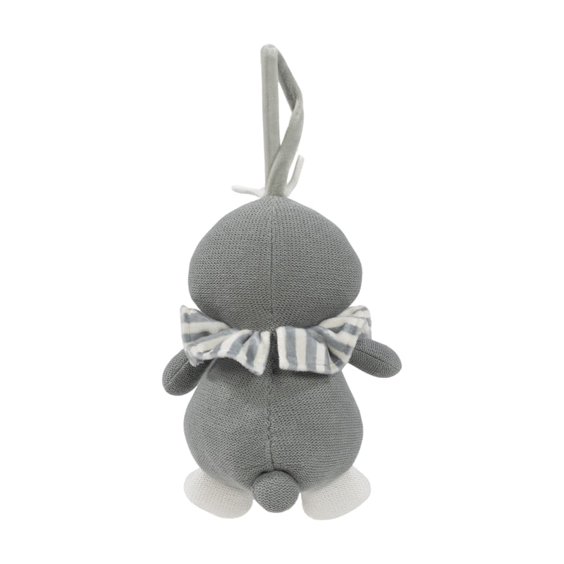 Urso de peluche cinzento com lenço riscado e laço para pendurar