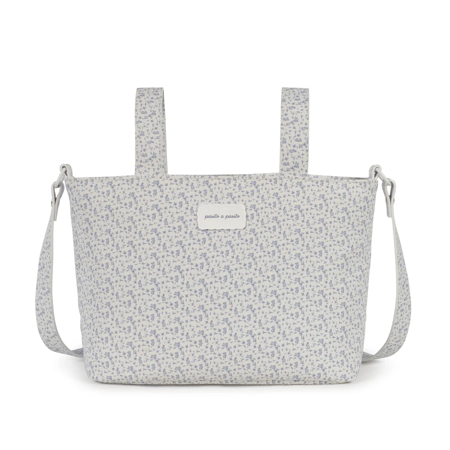 Mala de tecido com padrão floral azul claro e branco com etiquetas