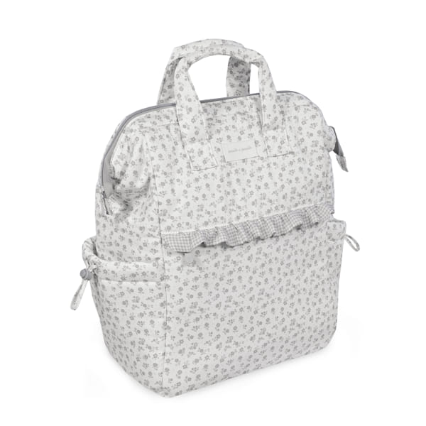 mochila branca com pequenas flores cinzentas e bolso frontal com folhos