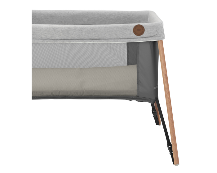 Berço de bebé portátil cinzento com estrutura de madeira