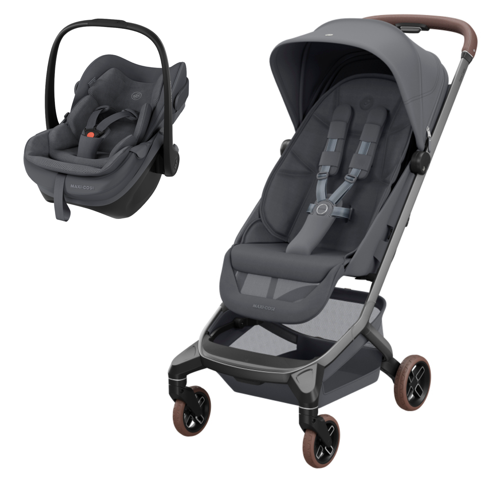 Carrinho de bebé cinzento escuro com cadeira auto cinzenta escura ao lado.