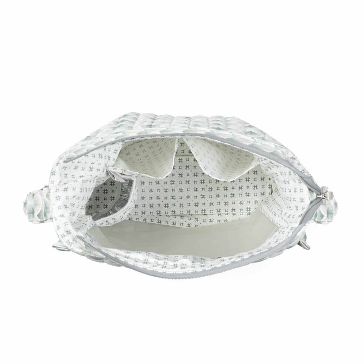 Interior de bolsa de tecido branco com padrão de pequenos quadrados cinzentos e compartimentos