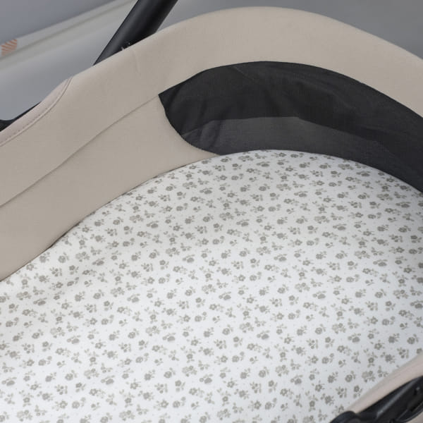 Berço portátil bege com colchão de padrão floral cinzento