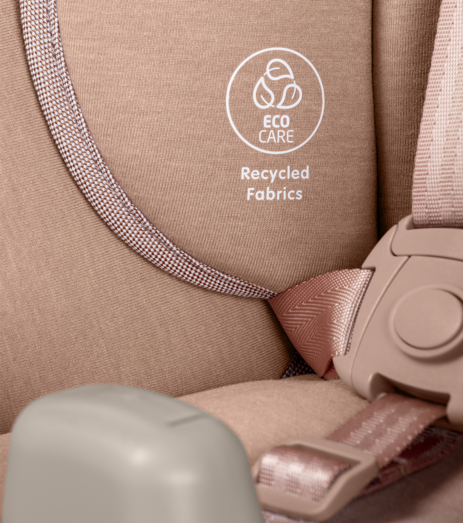 cadeira infantil para automóvel de tecido bege com cinto de segurança rosa