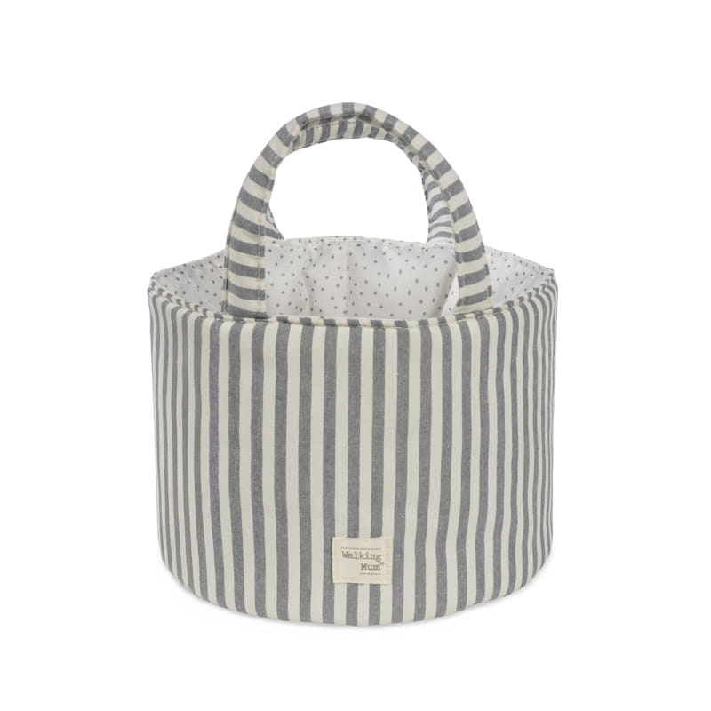 Cesto redondo de tecido riscado cinzento e branco com alças.