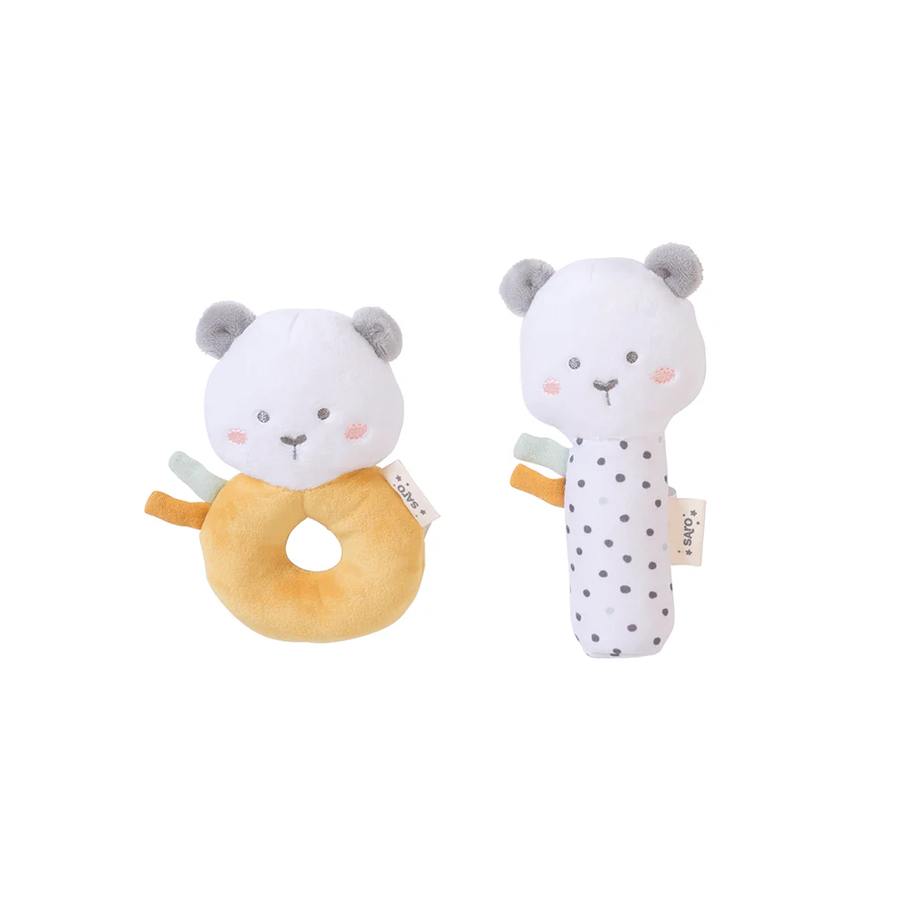 Dois brinquedos macios para bebés, amarelo e branco com pontos pretos.