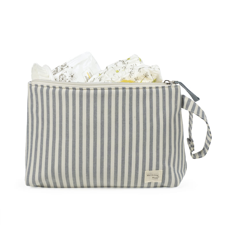 Bolsa listrada cinzenta e branca com fraldas e toalhitas dentro