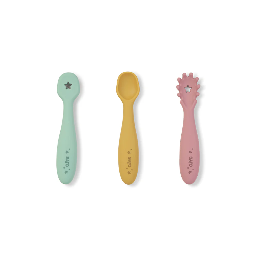 Três colheres de bebé em plástico colorido pastel com designs diferentes