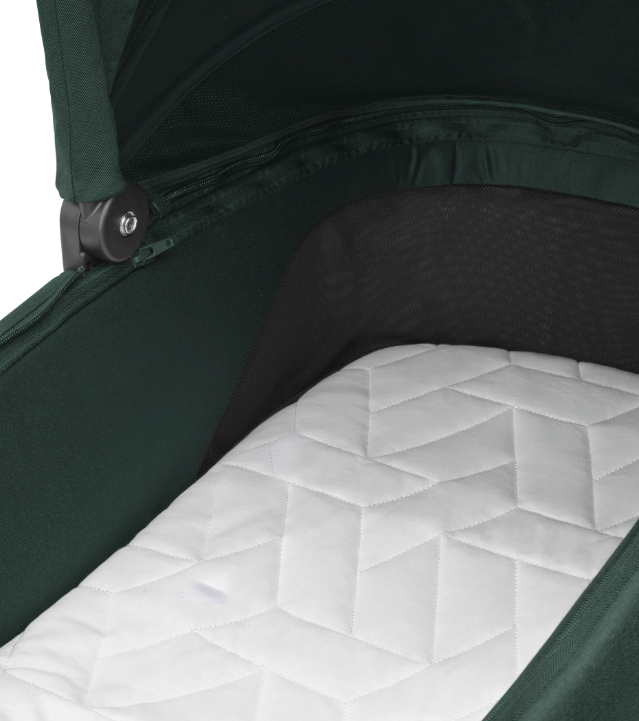 Carrinho de bebé verde escuro com colchão branco acolchoado