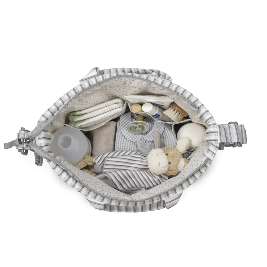 Visão superior de mala de bebé às riscas cinzentas e brancas com vários acessórios dentro