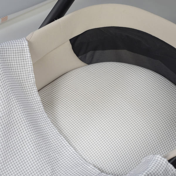 Berço portátil redondo cinza claro com borda bege e rede preta