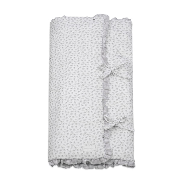Manta de bebé branca com padrão floral cinzento e bordas xadrez.