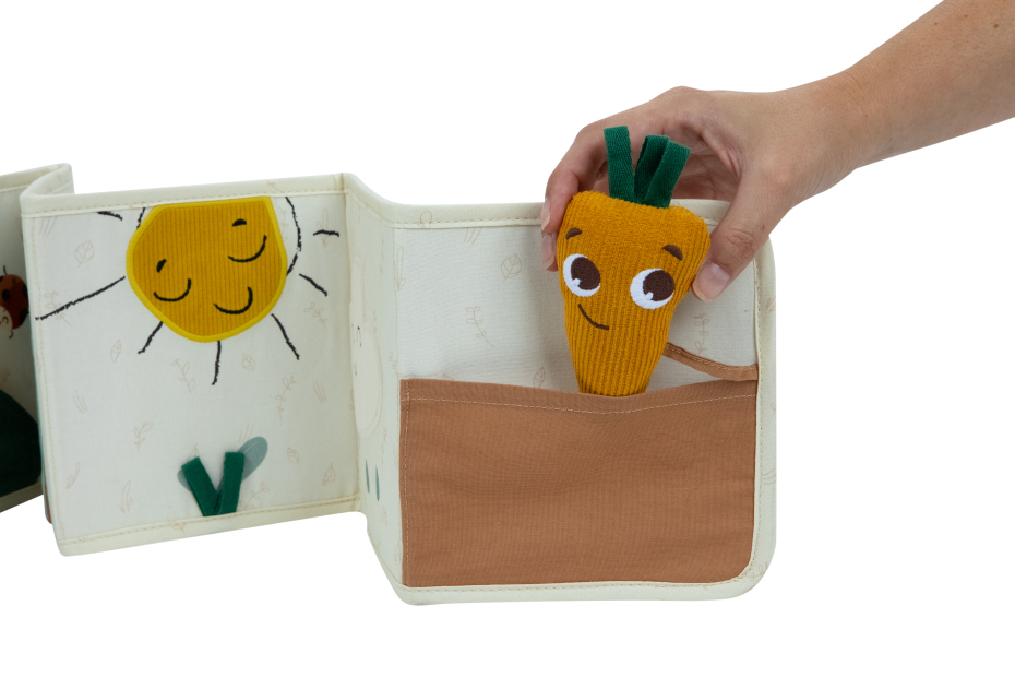 Organizador de pano com sol amarelo e cenoura de tecido laranja num bolso castanho