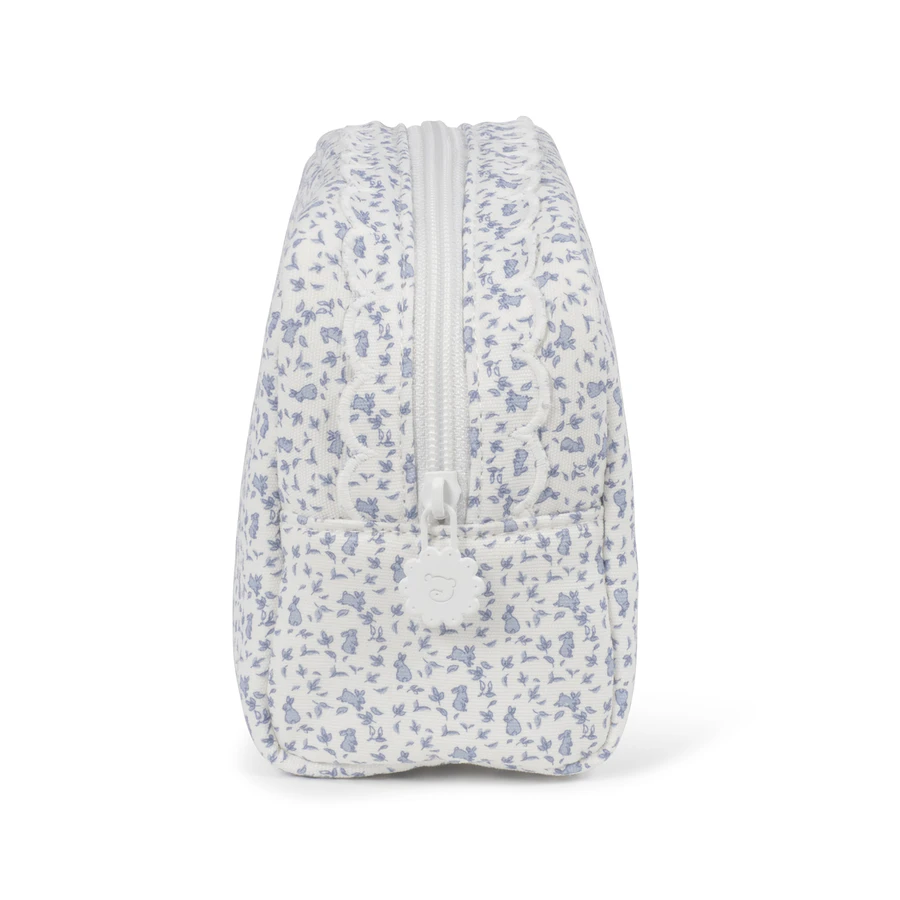 Necessaire branca com padrão floral lilás e azul vista lateral