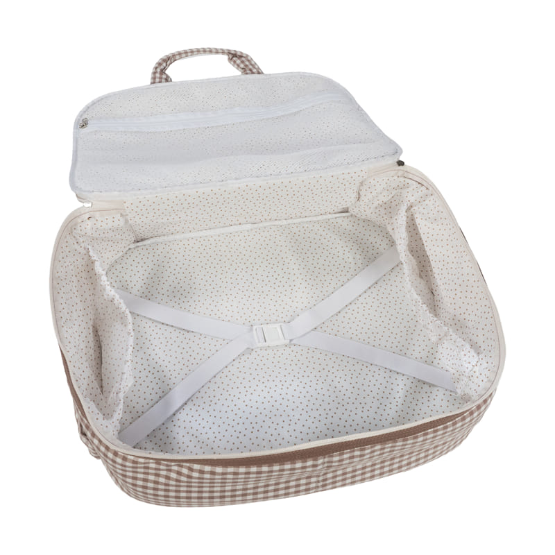 Mala de viagem aberta com interior branco com pontos castanhos e exterior xadrez castanho