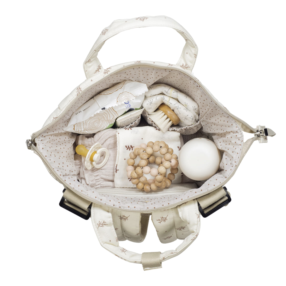 Mala de bebé aberta com itens essenciais em tecido bege claro