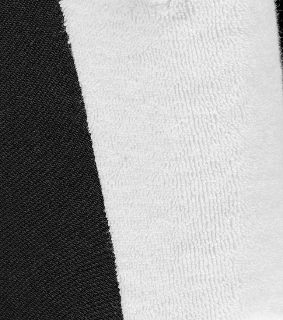 Detalhe de tecido branco felpudo e preto liso lado a lado
